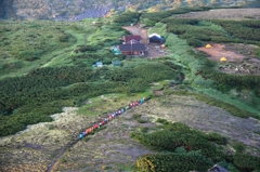 石室に帰る登山者の列