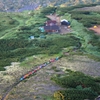 石室に帰る登山者の列