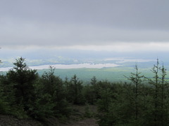 雲の下に大沼・小沼