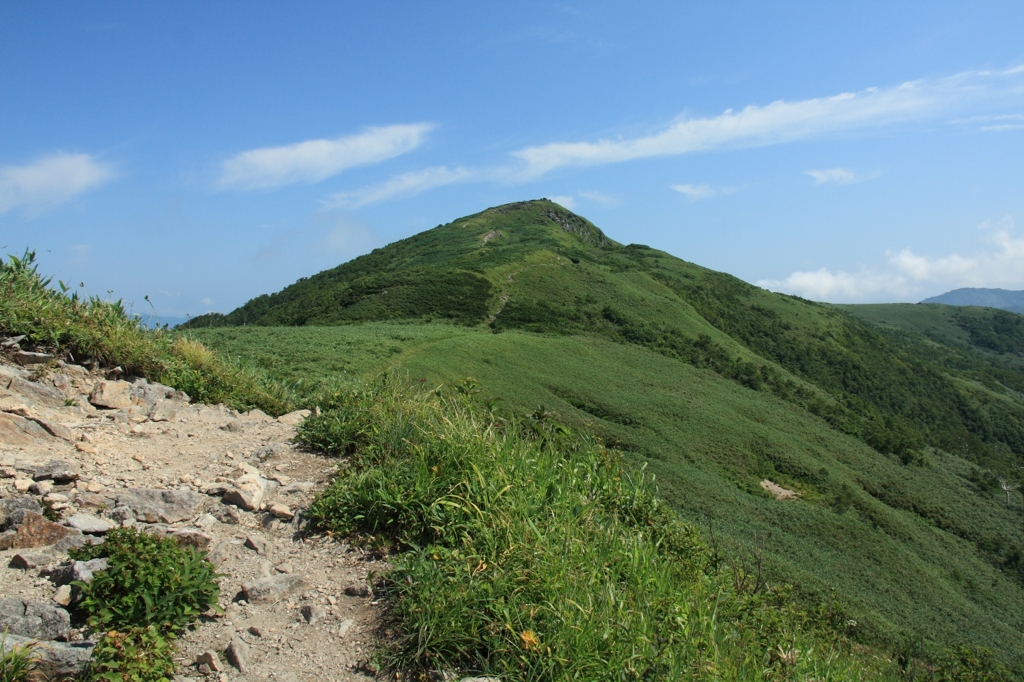青空にそびえる白樺山