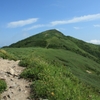 青空にそびえる白樺山