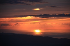 海に反射する夕日