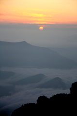 桂月岳より望む朝日と雲海