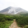 登山道より望む旭岳