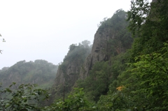 霞む岩峰