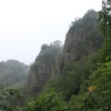 霞む岩峰