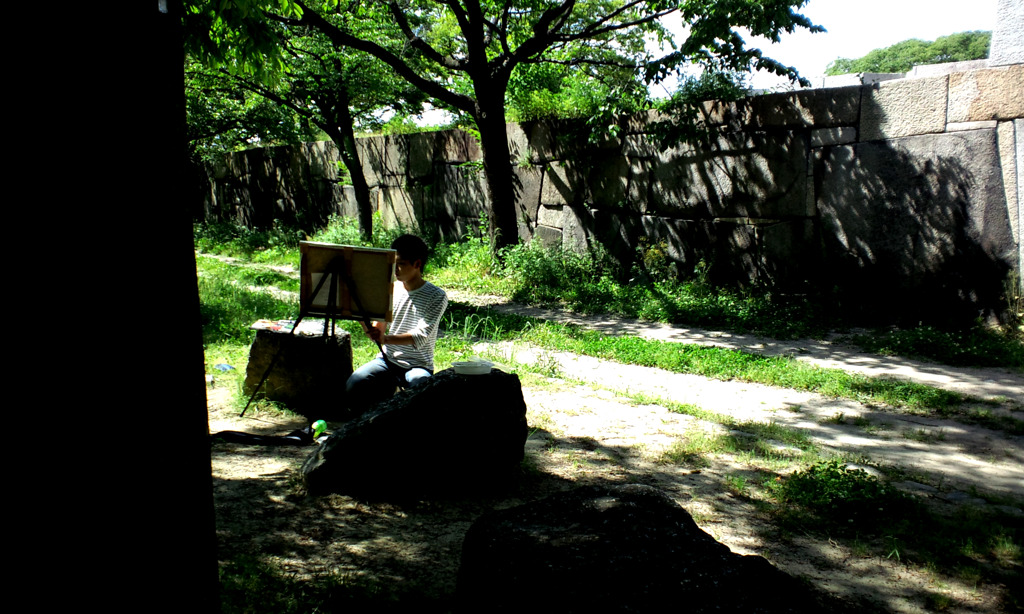 大阪城天守閣近くで絵を描く高校生