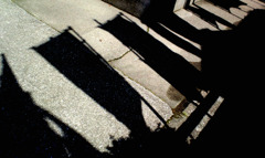 神社の旗がなびく