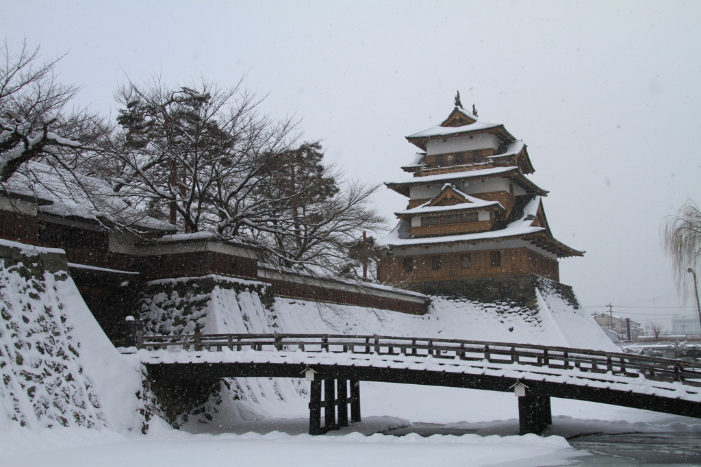 雪降る高島城