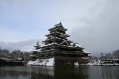 雪積もる松本城