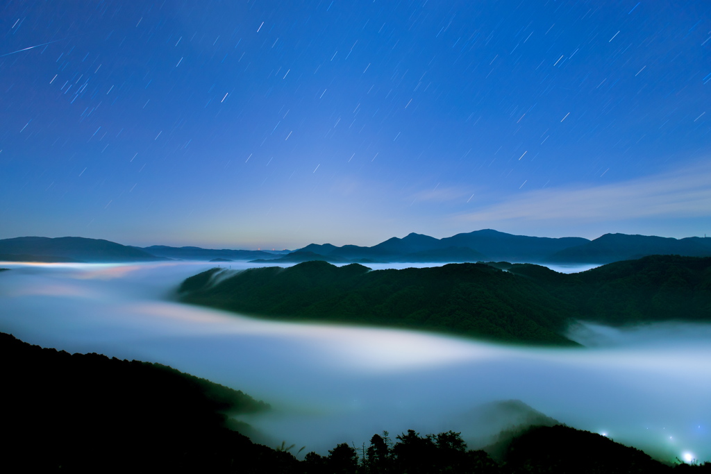 雲海と星の流れ