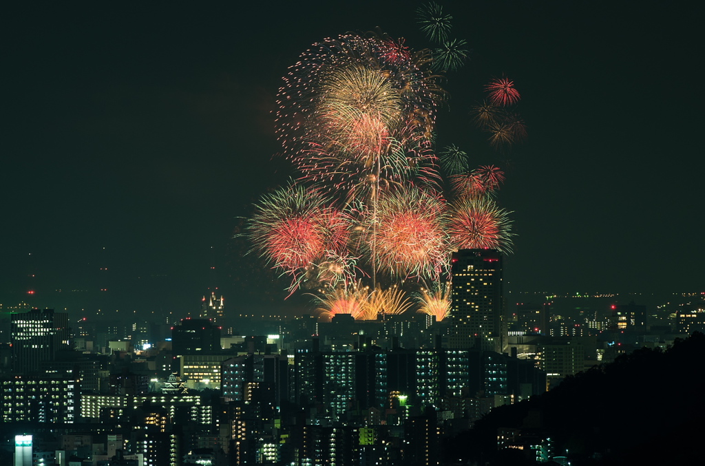 ビル街に花火咲く