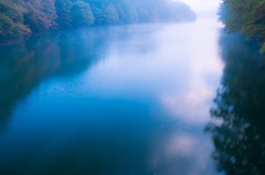 朝の湖畔