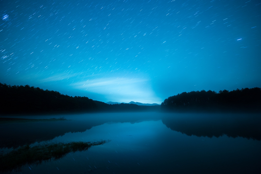 湖畔の星空