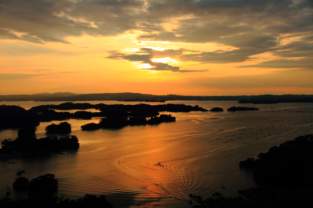 夕暮れの航跡