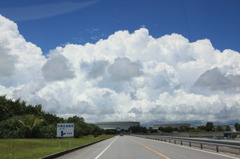 雲と石油基地