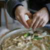 味噌煮込みうどんにたまご投入