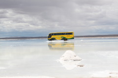 ウユニ塩湖にバスが！