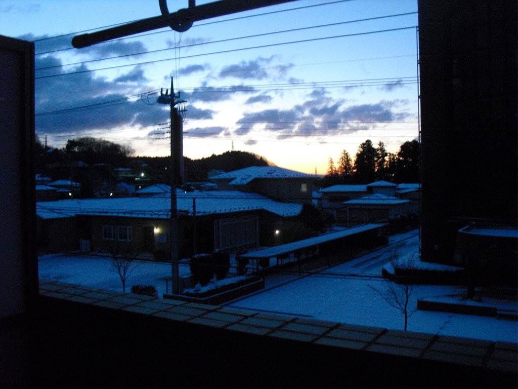 朝、青。