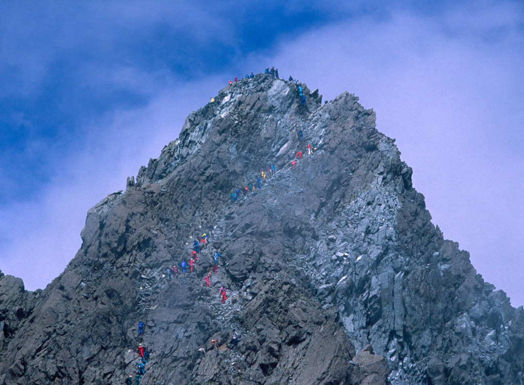 槍ヶ岳　登山者の列