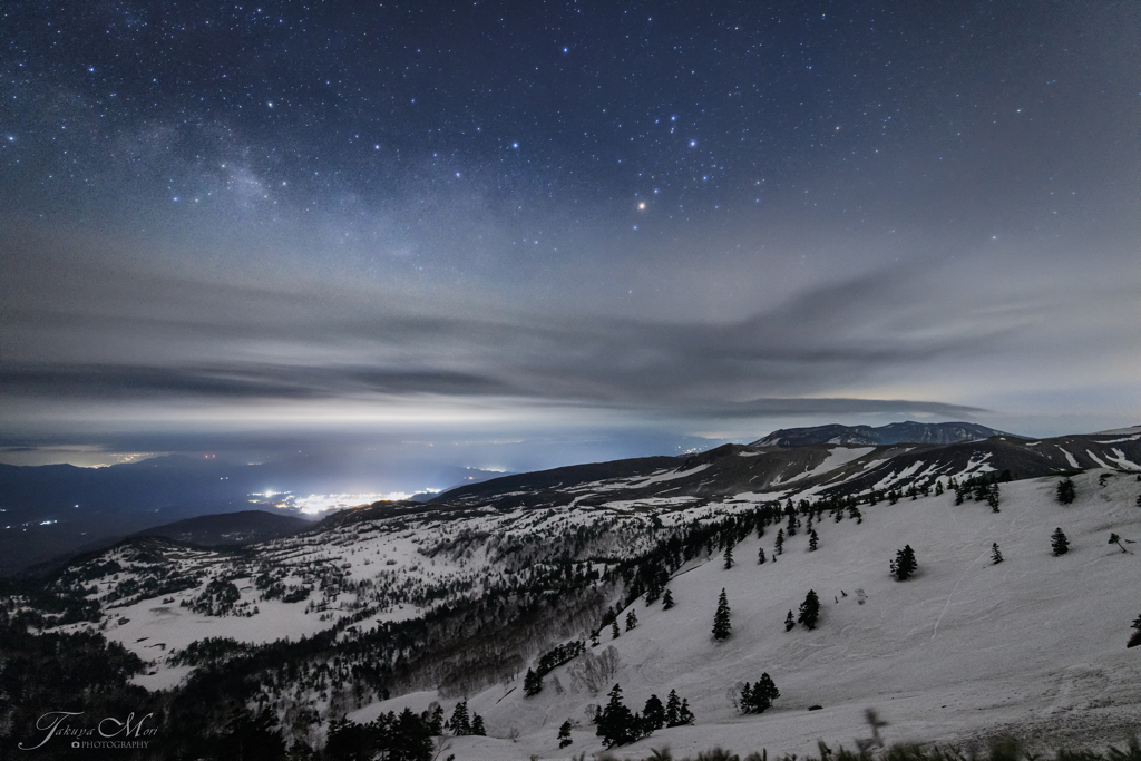 残雪の山の夜