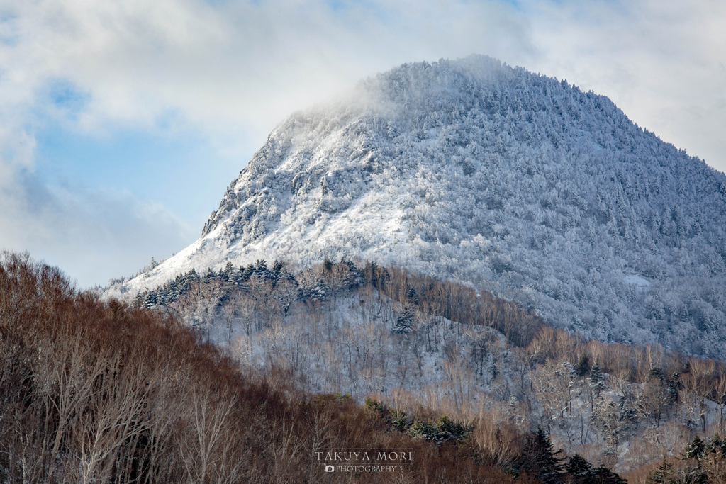 凍る山