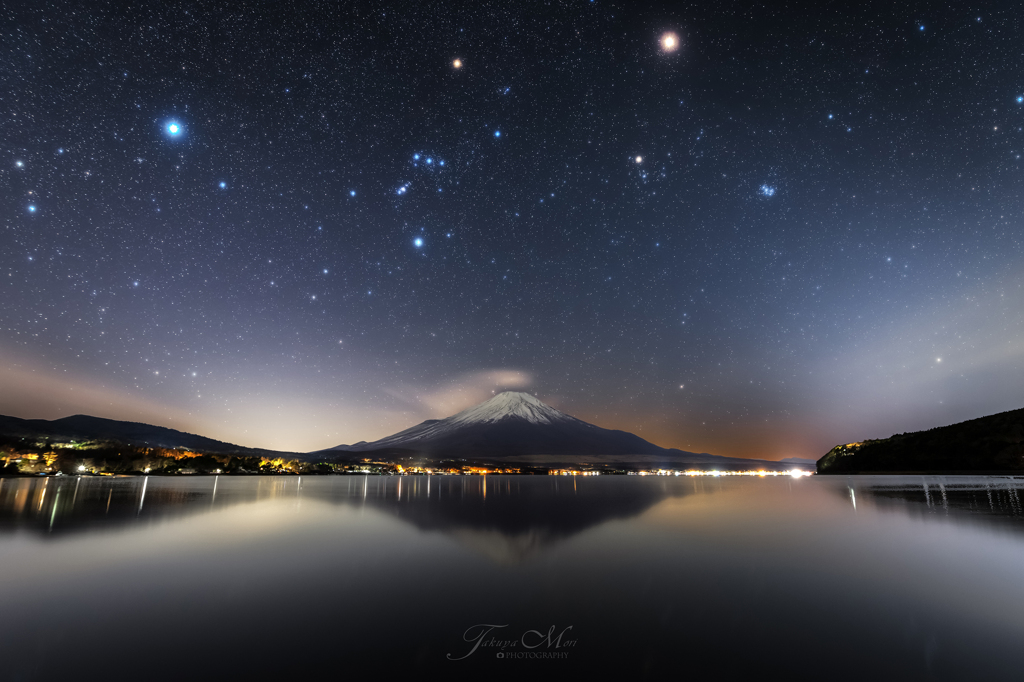 富士を見守る冬の星