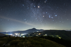 白樺の湖を彩る秋の星空