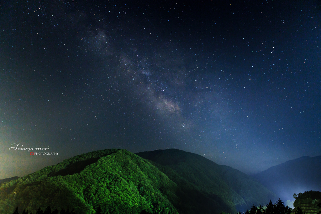 夏山の夜空