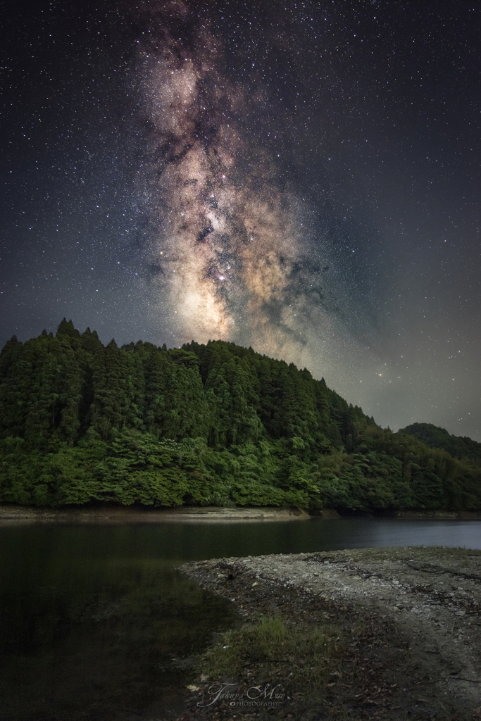 湖畔を照らす星灯り