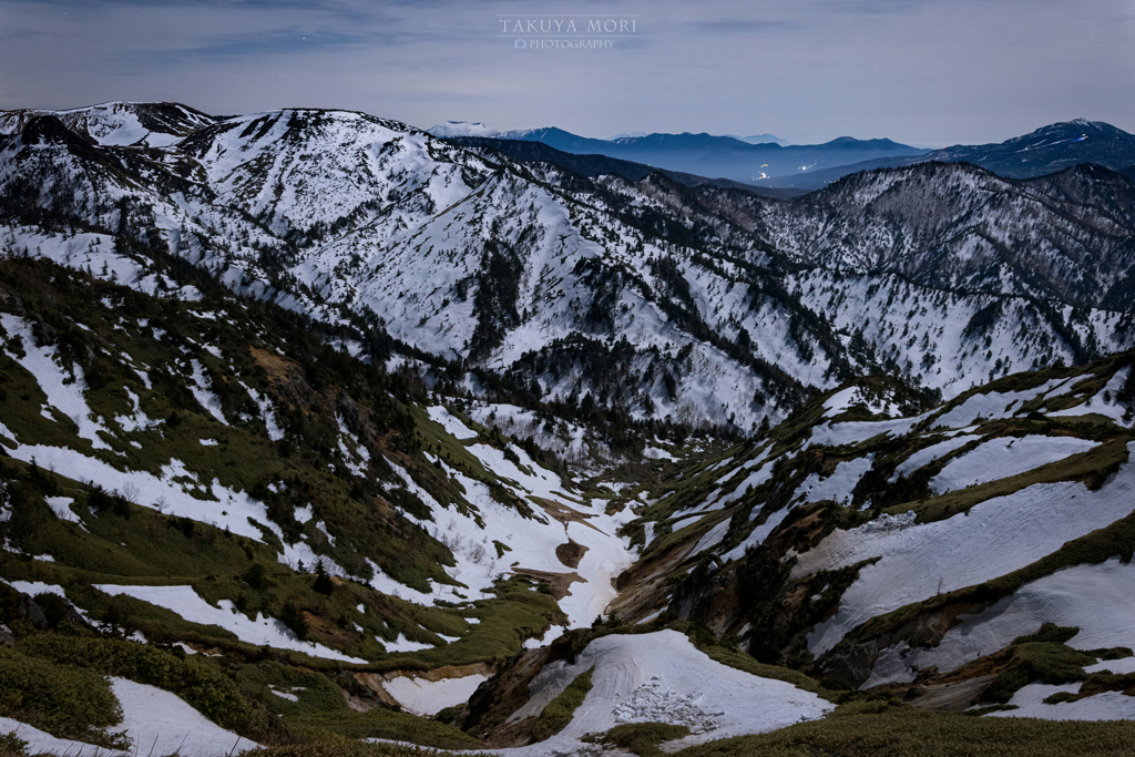 残雪の山の夜