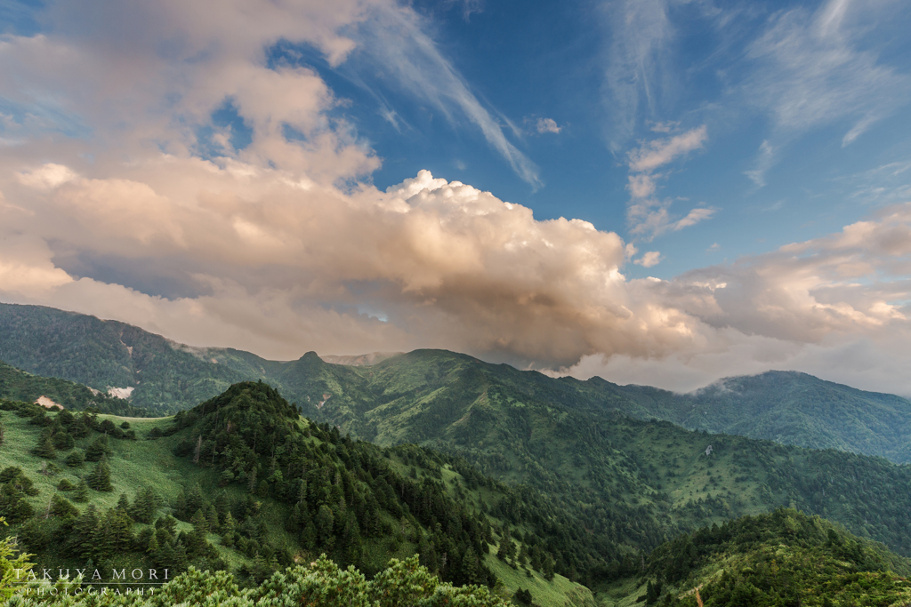 夕暮れに山