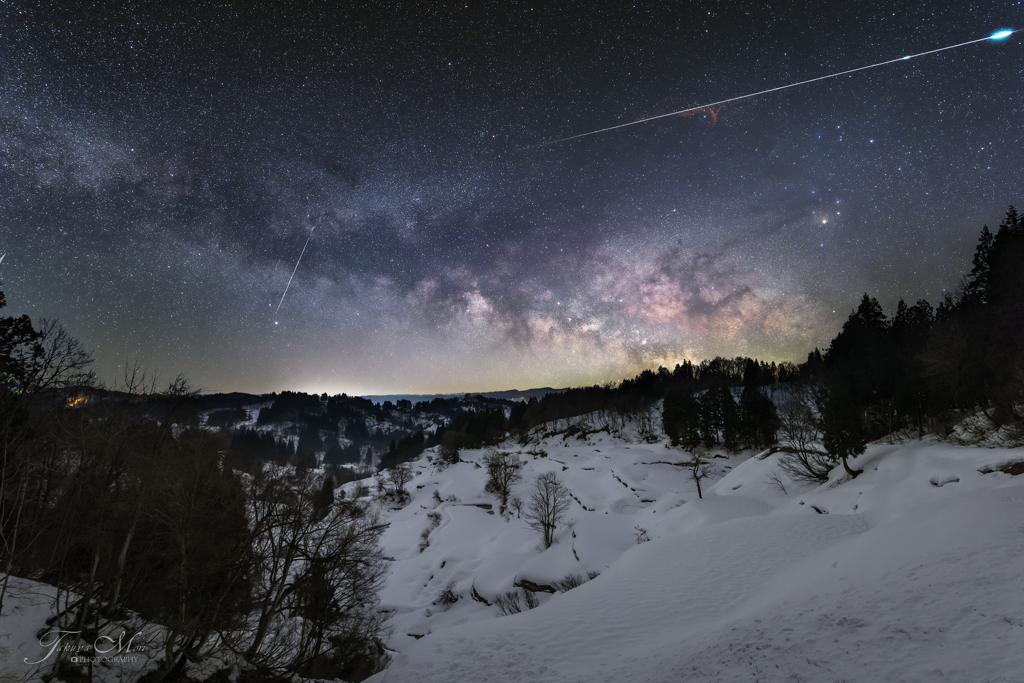 雪の棚田の星降る夜