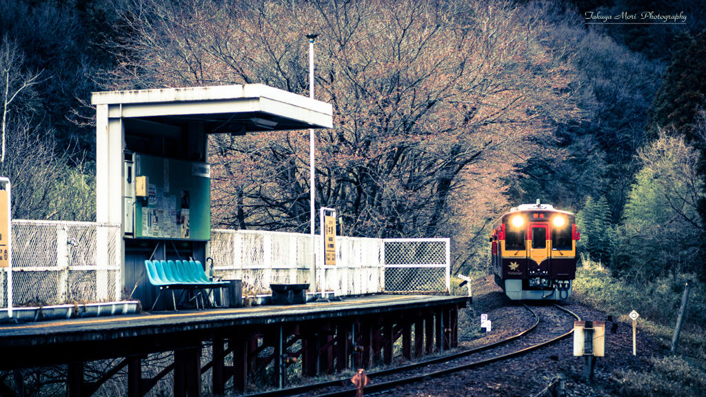 雨上がりの駅で