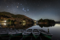 晩秋の湖畔の星空