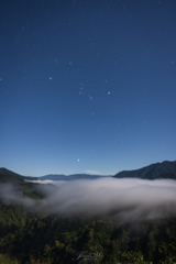 月光に浮かぶ滝雲と昇るオリオン