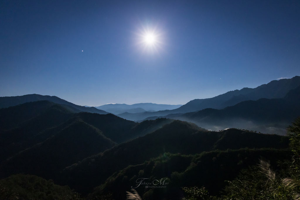 月光に浮かぶ山々