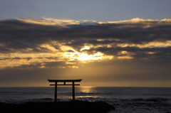 暗雲の隙間から