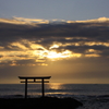 暗雲の隙間から