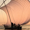 夕暮れの帆引き船