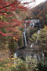 紅葉の袋田の滝