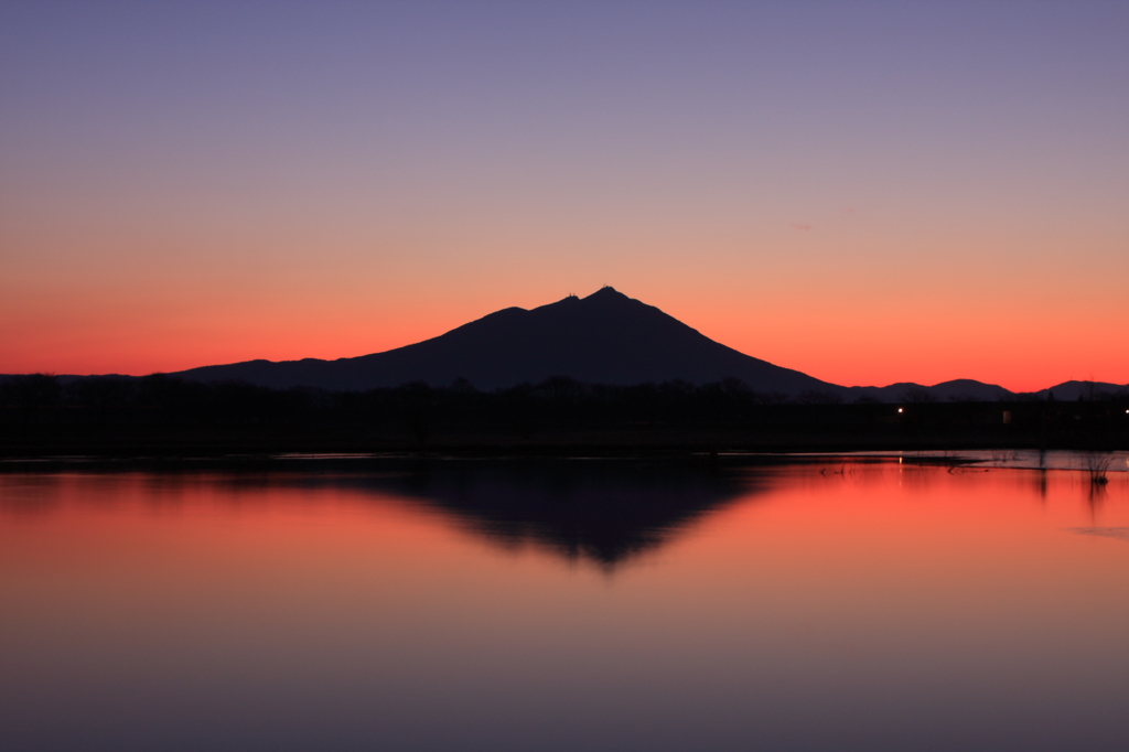 朝の筑波山