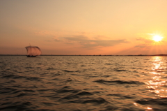 夕暮れの帆引き船
