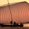 夕暮れの帆引き船