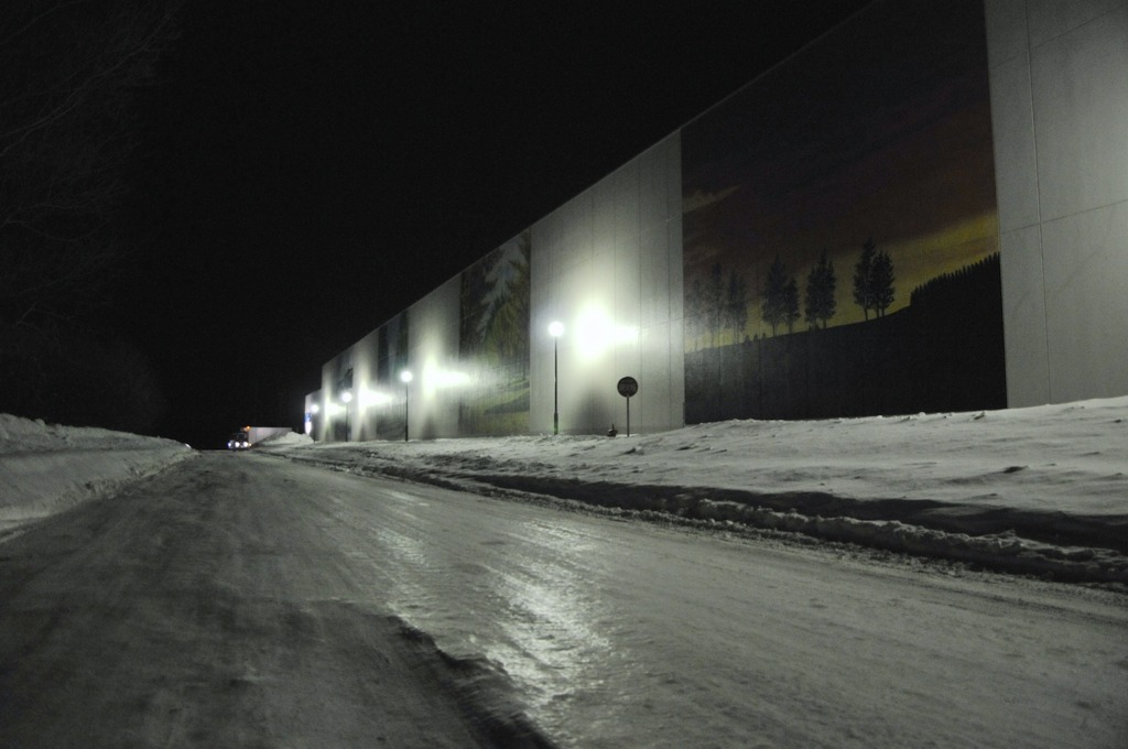 冬の夜の倉庫の壁画