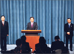 官邸にて文部大臣就任の記者会見