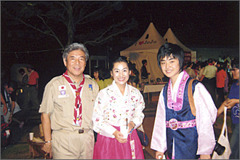 2008年 韓国の済洲島で開催された第38回世界スカウト会議にて現地の韓国の方た