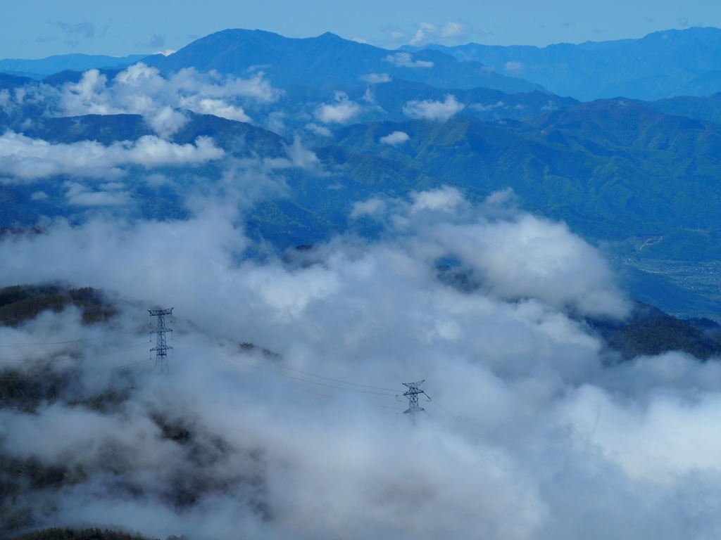 雲に包まれる高圧鉄塔