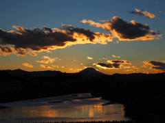夕陽と富士山と水面