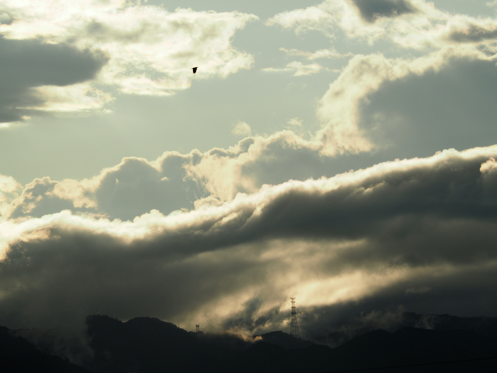 雲の中の鉄塔